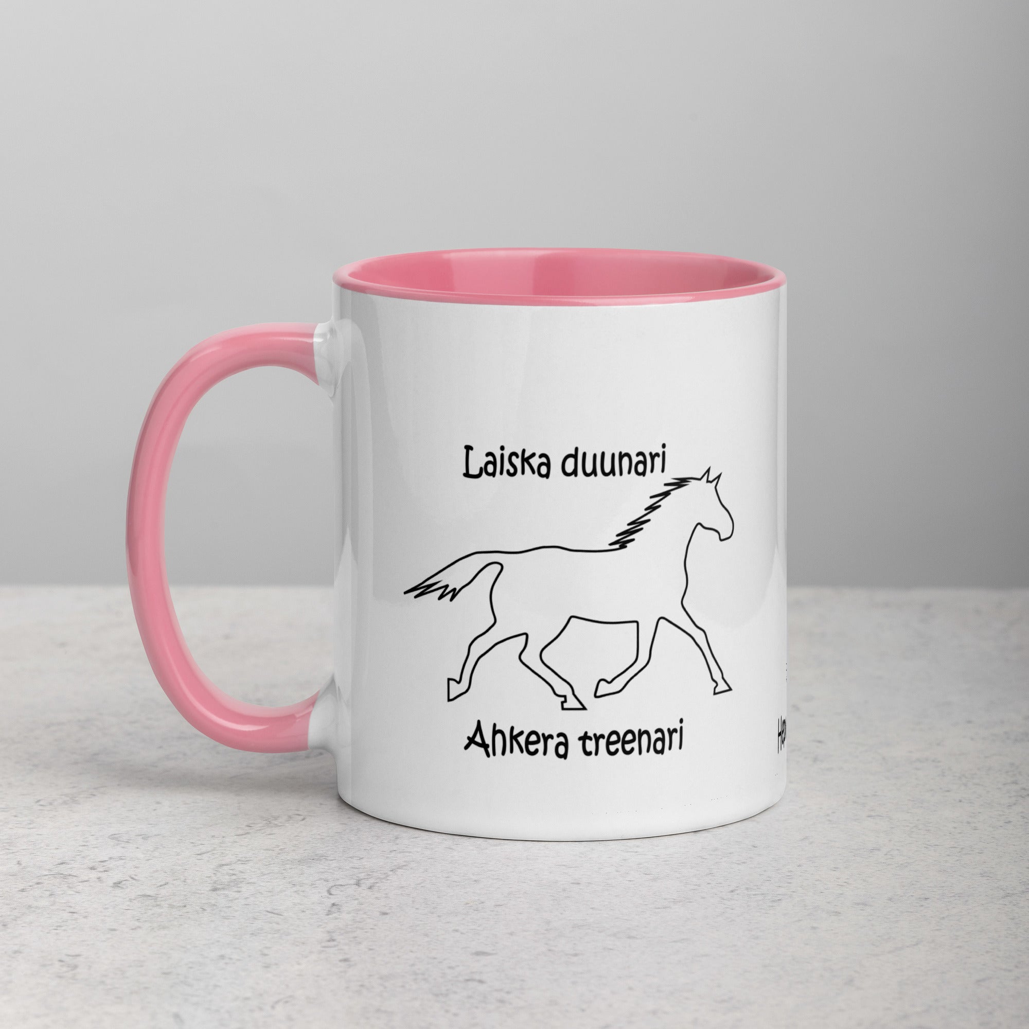 Värikäs keraaminen muki ahkera treenari hevosteemalla, soveltuu tallikäyttöön.